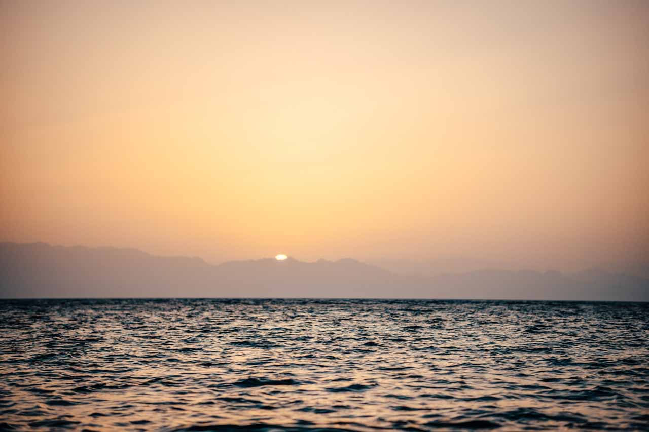 Pôr do sol no mar vermelho, região de Dahab, no Egito