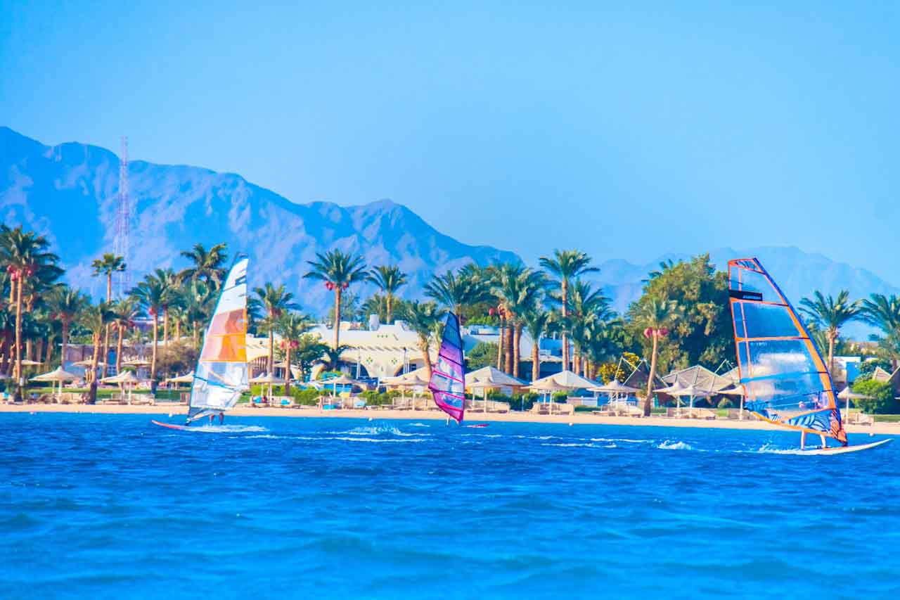 Windsurf em Dahab, cidade na região de Sinai e do mar vermelho, com esportes radicais